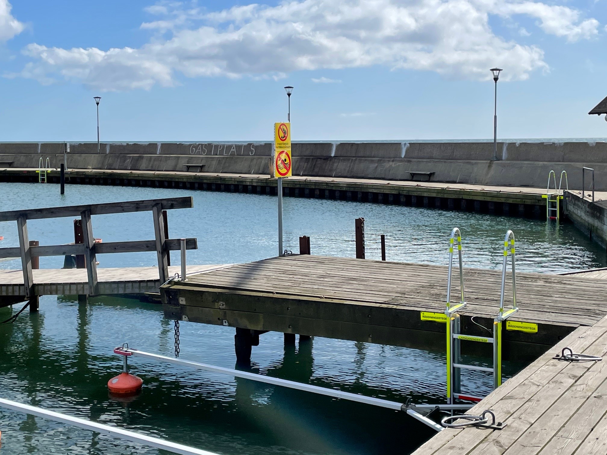 montering-av-r-ddningsstegar-i-abbek-s-hamn-rescue-life-247