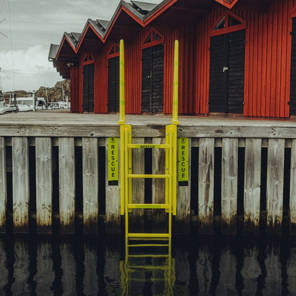 Kajstegskonsoll gul pulverlack i hamn