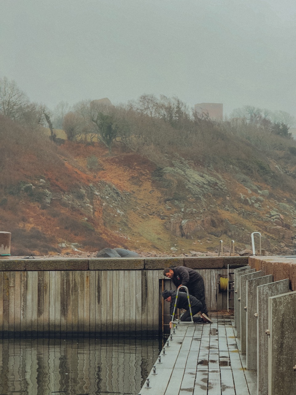 Här ser vi Lars och Rolf som inspekterar och kontrollerar en utav de fasta stegarna