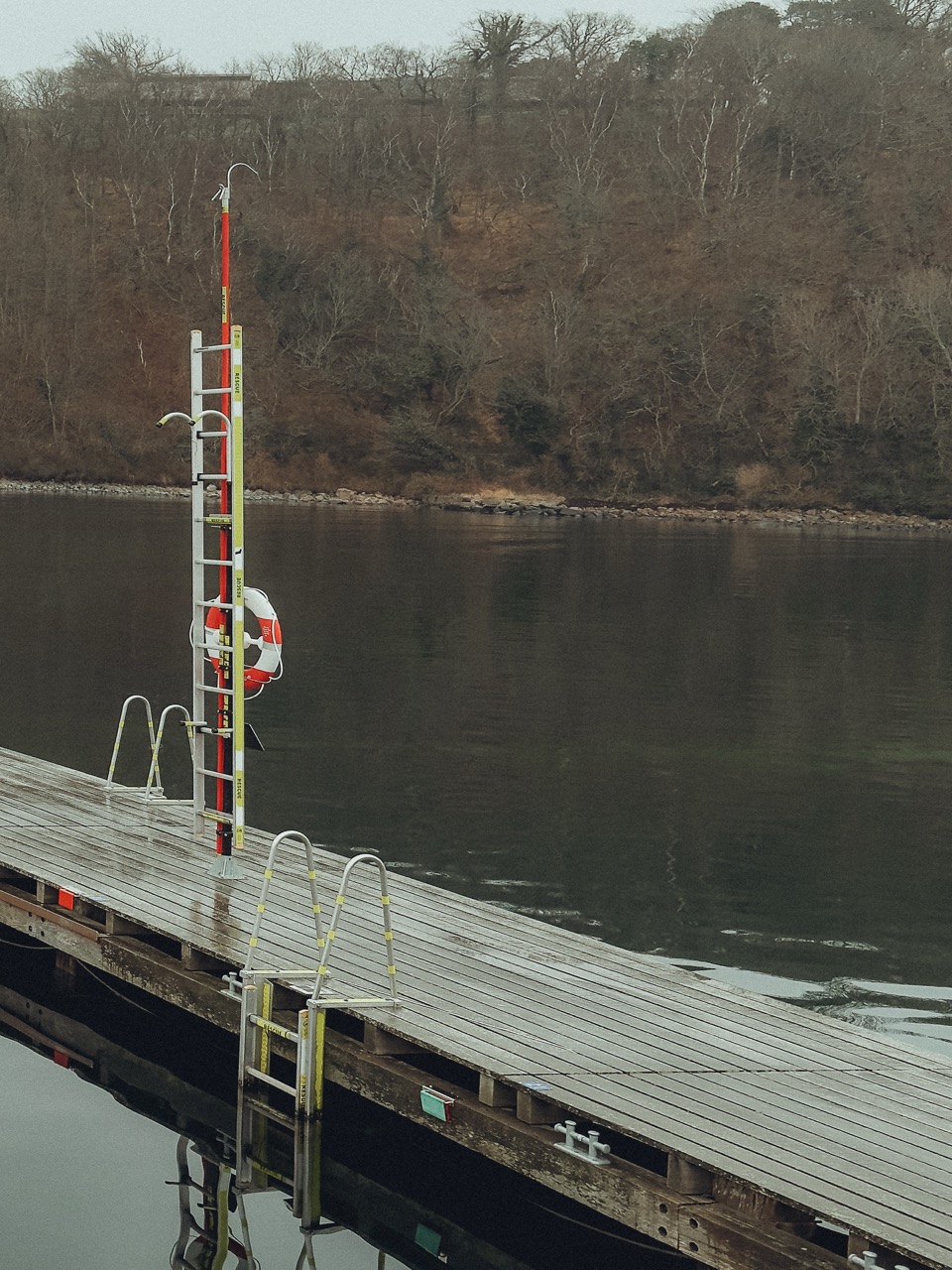 Kajstegskonsoller tillsammans med livräddningspost för kaj