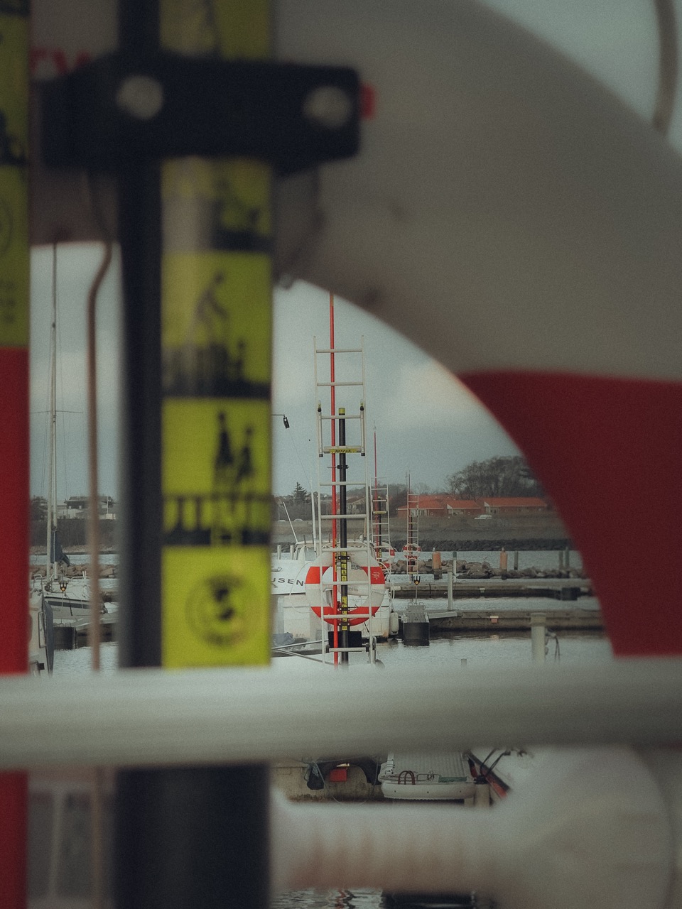 Räddningsprodukterna är monterade strategiskt och synligt med jämna mellanrum